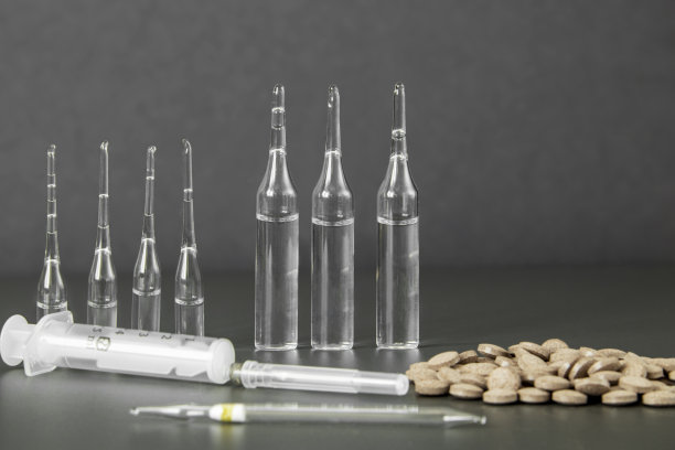 药物-安瓿，注射器和药丸的抗生素为您的保健理念。冠状病毒的临床治疗。长途跋涉的效果。图片下载