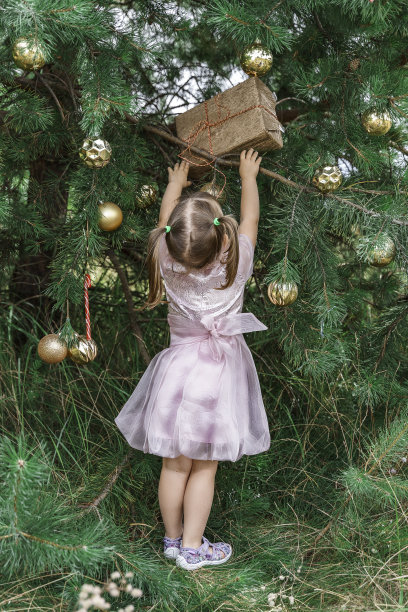 圣诞节装饰背景上的可爱小女孩图片下载
