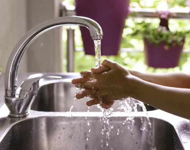 儿童正在用抗菌肥皂洗手——预防Covid-19病毒疾病图片下载