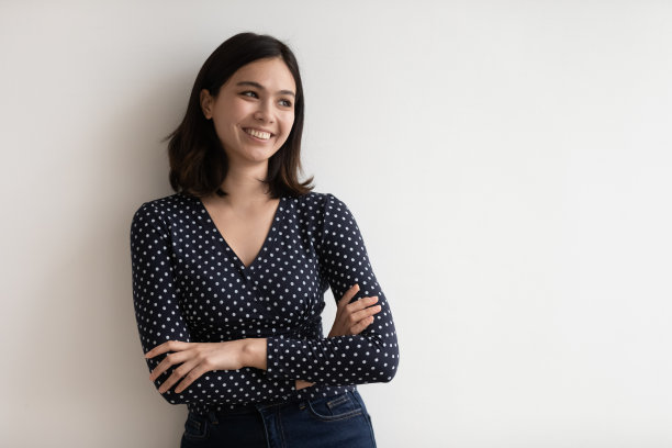 微笑的亚洲女孩看着远处，计划着未来图片下载