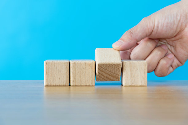 四个街区中的一个转向一边图片下载