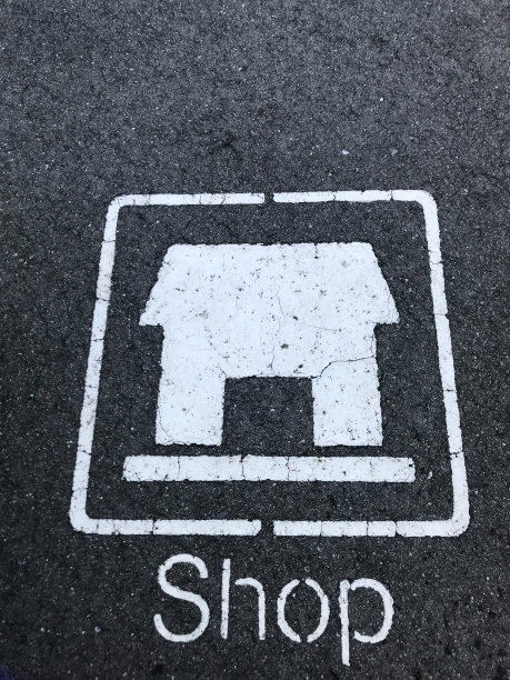 商店标志用模版印在地上图片下载