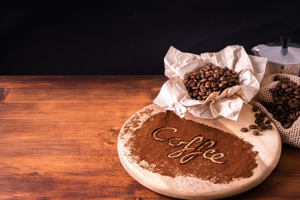 自制的文本咖啡馆新鲜的热浓缩咖啡在蒸汽白色杯子从有机可持续的咖啡馆喝烤棕豆与回收一次性纸包与清新的香气图片下载