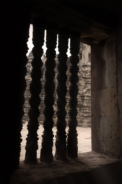 柬埔寨吴哥窟庙宇窗户内的柱子图片下载