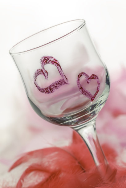 竖着红心的玻璃图片下载