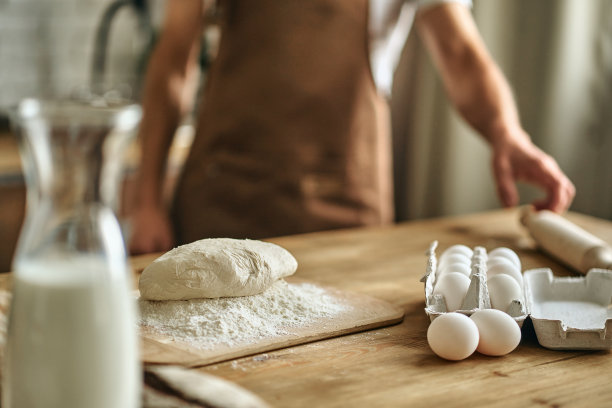 在木桌上制作糕点或生面团的原料照片图片下载