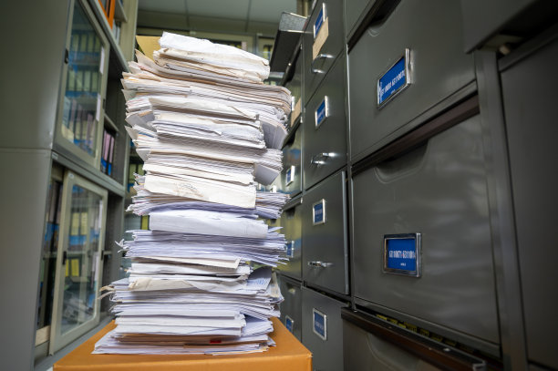 堆放在办公室里的文件夹图片下载