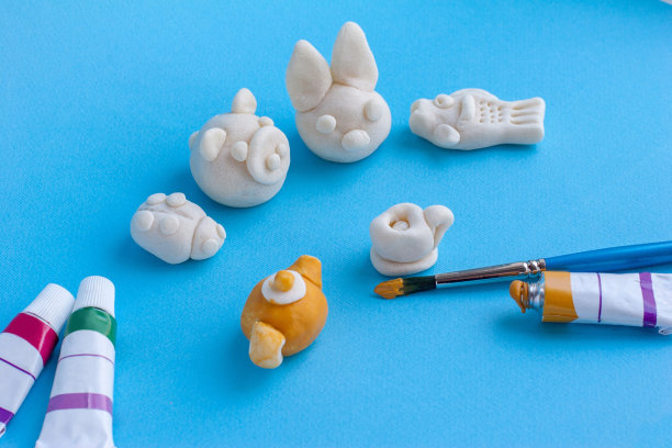 带着孩子的咸面团做零工。儿童的工艺品。用盐面团做的可爱小动物。图片下载