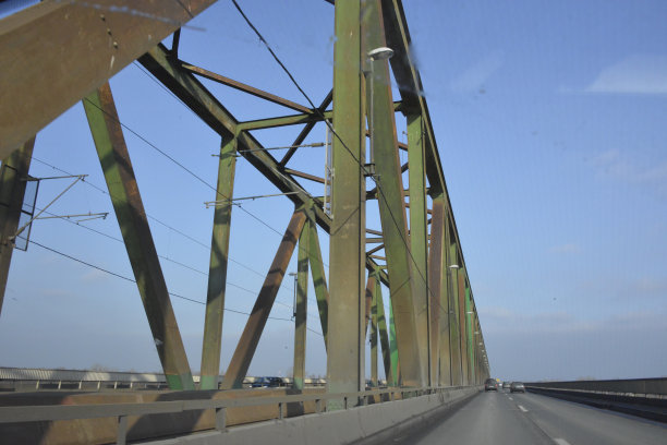 一个旧的金属拱桥结构的细节图片下载