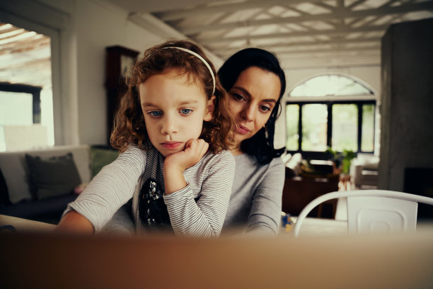 年轻成功的女商人在家工作，带着女儿图片下载