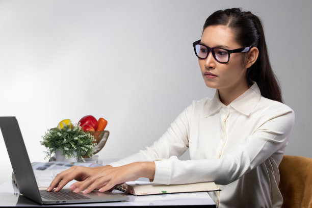 大学亚洲女学生学习，教学，阅读书籍，研究笔记本图片下载