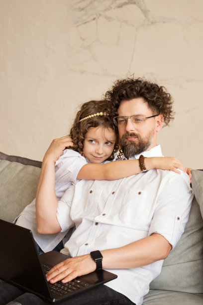 父亲办公室回家图片下载