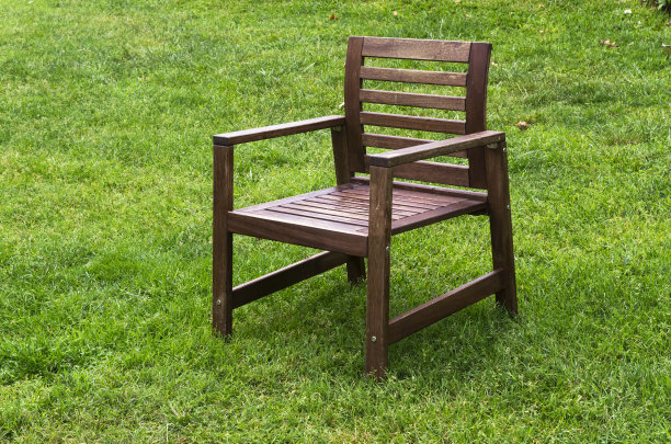 绿色草地上的一把木椅图片下载
