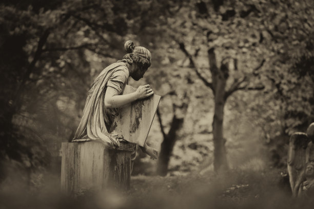 墓地里的古董雕像图片下载