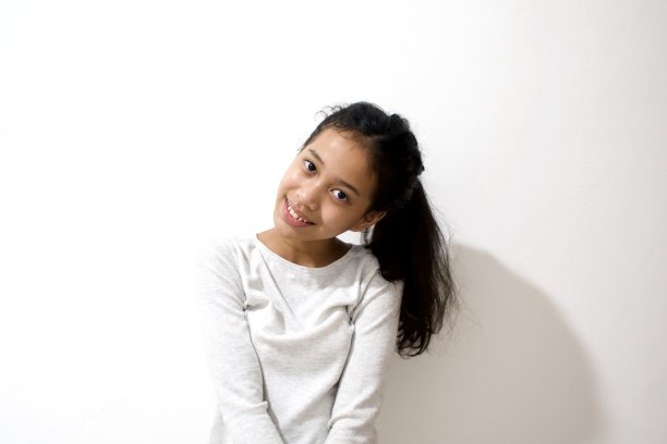 美丽的少年摆pose在休闲服装。图片下载