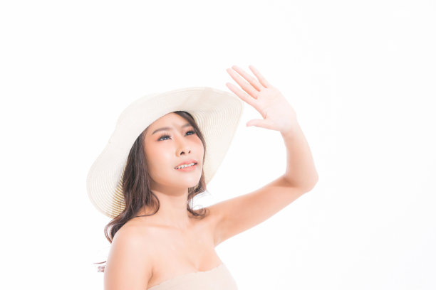 在阳光下拍摄的女人肖像。图片下载