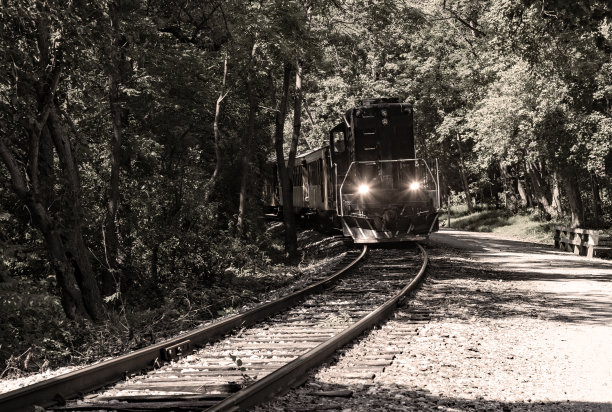 一辆即将到来的古董机车的特写图片下载