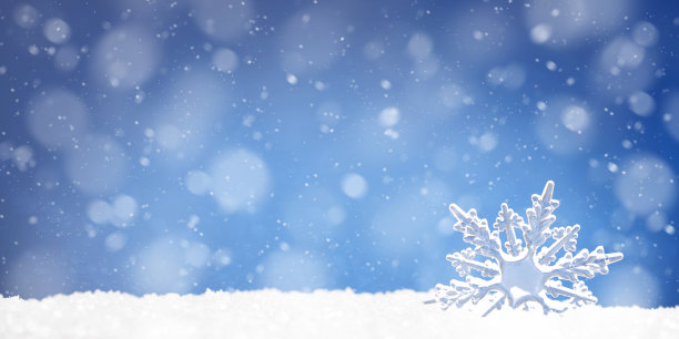 玩具雪花在雪堆上的蓝色背景，复制空间图片下载