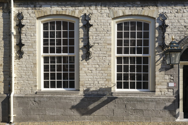 带有几扇中世纪窗户的旧砖墙图片下载