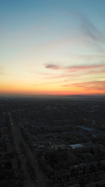 红色日落在阿拉木图市图片下载