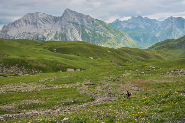 徒步穿越奥地利Vorarlberg的山脉。徒步穿越奥地利Vorarlberg的一个孤独的山脉景观。图片下载