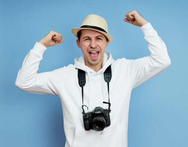 带着相机的人是快乐的，好运和胜利，欣快图片下载