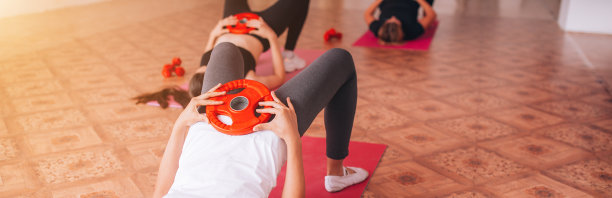 美丽的少女在垫子上健身，放松，关心健康图片下载