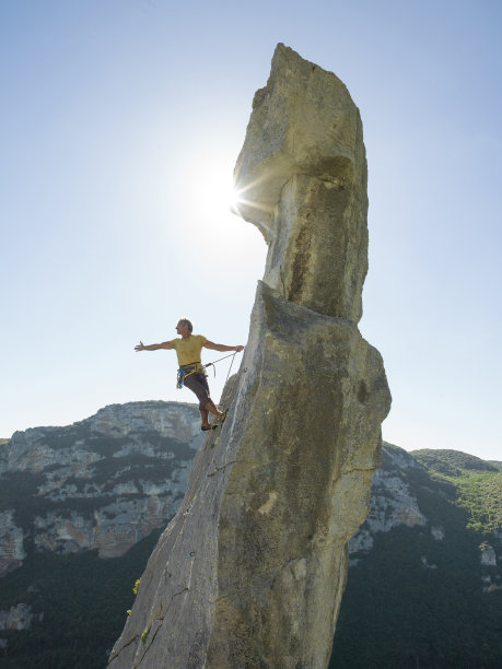 登山者在早晨爬上山顶图片下载