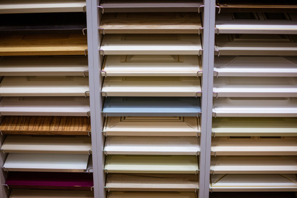 商店货架上摆放着不同颜色的家具，图片下载