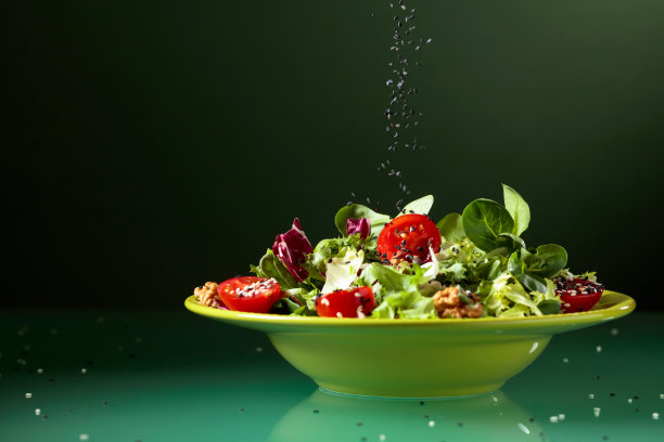 青菜沙拉配樱桃番茄，核桃和芝麻。图片下载