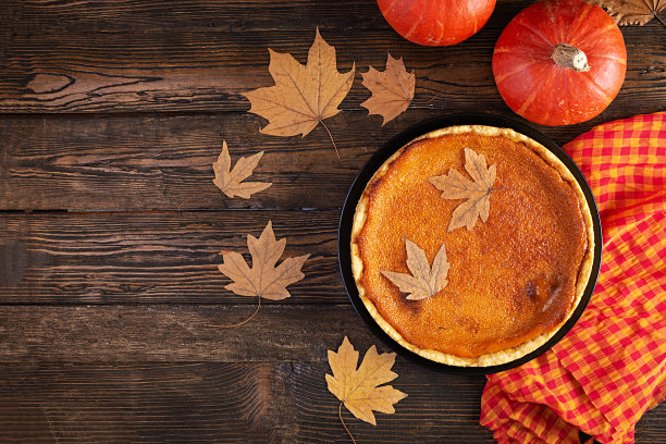 美味的南瓜馅饼。感恩节或万圣节自制馅饼。秋天的概念。俯视图图片下载