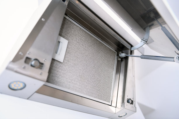 厨房滤镜上的白色背景。厨房排气过滤器被污染。图片下载