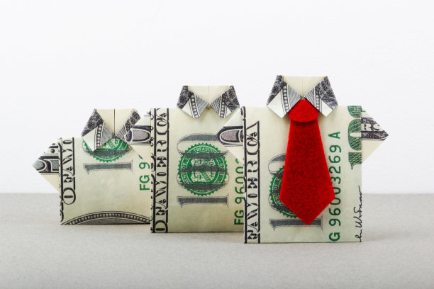 一组美元纸币折纸衬衫与红色领带图片下载