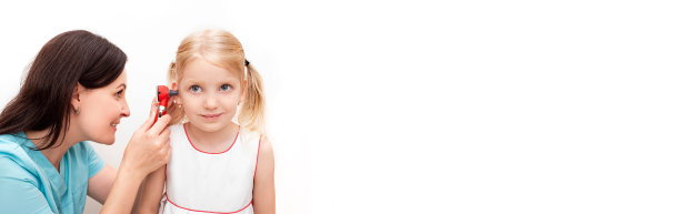 听力学家进行听力测试的小女孩病人使用耳镜在白色背景，侧视图网页横幅图片下载