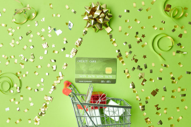 平铺着信用卡，圣诞树和购物车图片下载