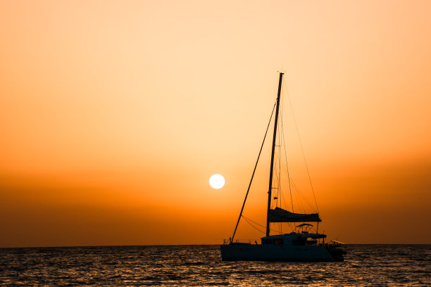 日落时帆船的剪影图片下载