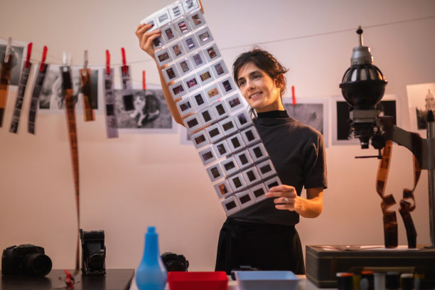 持有模拟摄影机胶片的女性图片下载