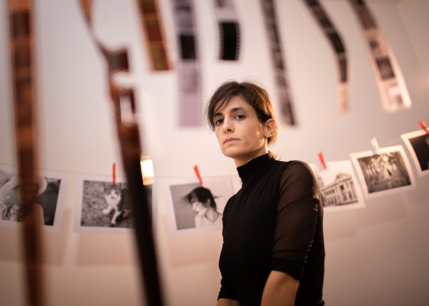 肖像的年轻创意女艺术家在照相馆。图片下载