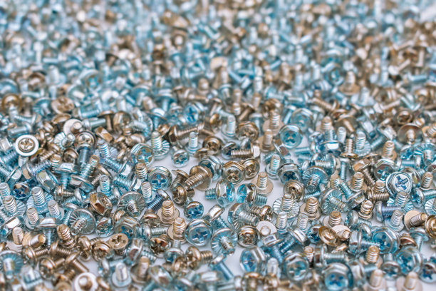 许多螺丝和螺栓躺在一个普通的未经分类的堆图片下载
