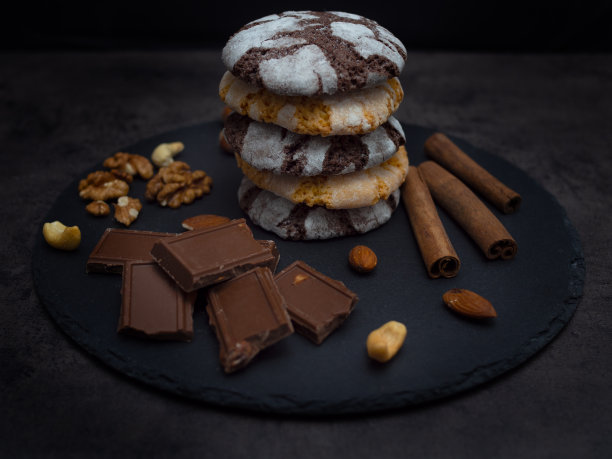 饼干和坚果放在盘子里。图片下载