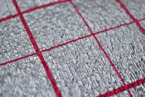 带有红色条纹的银色保温材料图片下载