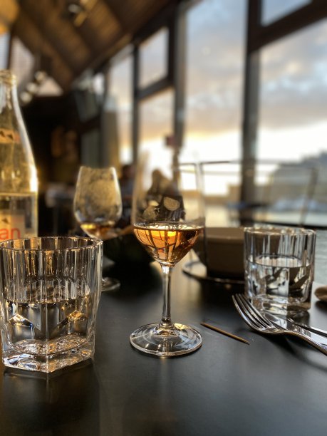 葡萄酒和日落图片下载