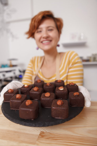 在她的咖啡馆工作的女性糖果师图片下载