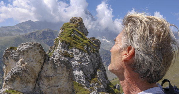 人们徒步穿越阳光明媚的山谷图片下载