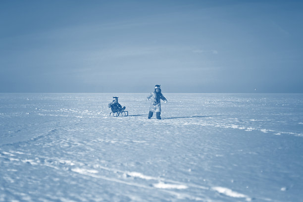 两个小孩子冬天在户外散步，时髦的照片图片下载