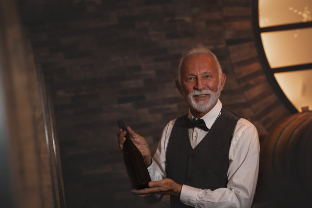 一个人在酒窖里拿着一瓶酒图片下载