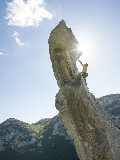 登山者在早晨爬上山顶图片下载
