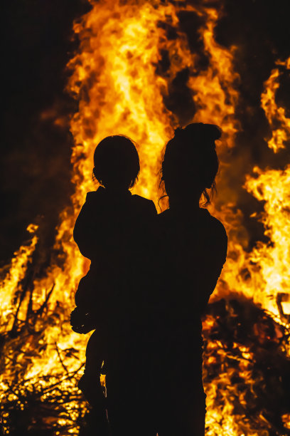 母亲和孩子的篝火剪影图片下载