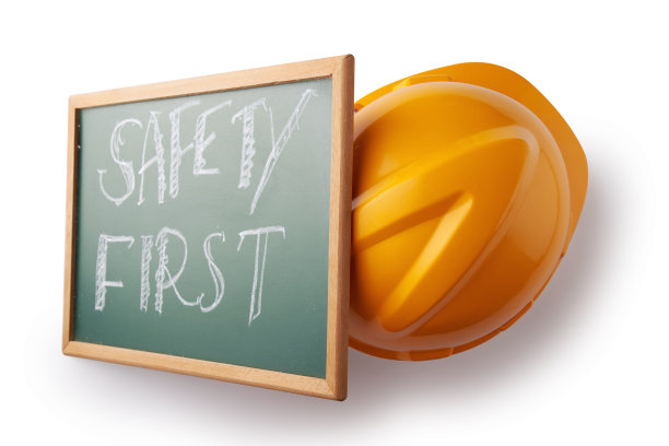 61、施工安全帽和黑板带信息安全第一图片下载