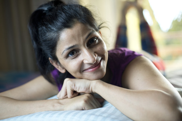 躺在家里床上休息的女人图片下载